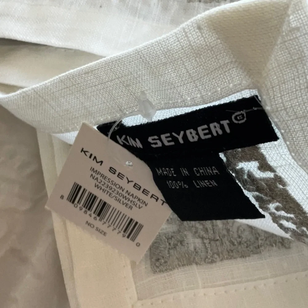 NWT KIM SEYBERT WHITE LINEN & SILVER METALLIC THREAD SET OF 2 impression napkin